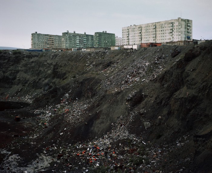 Norilsk é uma cidade russa localizada no norte da Sibéria, fazendo com que esse local seja uma das cidades mais ao norte do mundo. Mas não é só esse título que essa cidade carrega, ela também é um dos locais mais poluídos da Rússia como você vai poder ver nas fotos aqui nesse artigo. Norilsk está localizada em um dos maiores depósitos de níquel conhecidos na Terra. A cidade foi construída por prisioneiros políticos e de guerra na década da trinta, ainda na União Soviética e foi esse local que o fotógrafo Alexander Gronsky resolveu capturar com suas lentes e seus olhos.