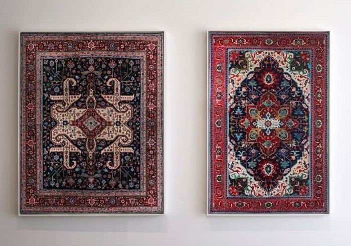 Usando apenas tinta acrílica e pincéis, o artista americano Jason Seife ilustra meticulosamente os intricados padrões de ornamentos de tapetes persas. O artista usa de toda sua concentração para pintar essas obras de larga escala que são representações quase perfeitas de antigos tapetes. Atraído pela estética atemporal, pela rica história desses tapetes e pelas suas cores fortes e simbolismo, Jason Seife recria e os coloca em um novo contexto estético. Uma nova forma de enxergar a arte têxtil que existe. Tudo isso feito com muita paciência e atenção aos detalhes.