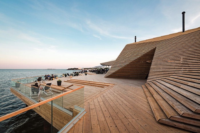 A região de Helsinki conhecida como Hernesaari anda passando por um forte desenvolvimento nos últimos anos. E foi lá que foi inaugurada umas das saunas mais bonitas que já vi na minha vida, a Loyly Sauna. A criação do escritório Avanto Architects surgiu no meio de um bairro que já foi conhecido pelas suas indústrias mas que, hoje em dia, anda se desenvolvendo como uma área urbana voltada para a comunidade local e o turismo.