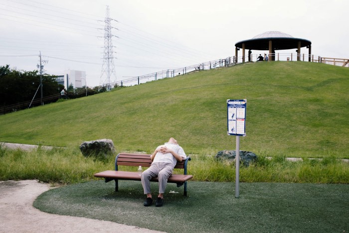 Em uma série de fotos chamada de Elimination Method, o fotógrafo japonês Mankichi Shinshi explora a solidão de indivíduos em fotografias espontâneas e em público. O que ele faz é que ele foca suas lentes em uma pessoa, um indivíduo no meio de um mundo de ações. 