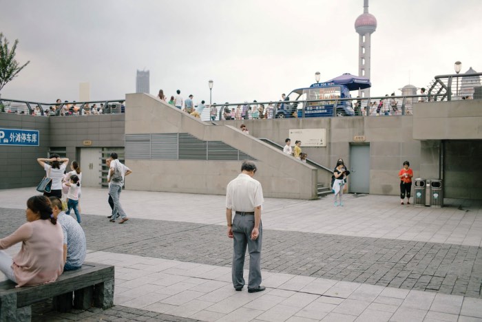 Em uma série de fotos chamada de Elimination Method, o fotógrafo japonês Mankichi Shinshi explora a solidão de indivíduos em fotografias espontâneas e em público. O que ele faz é que ele foca suas lentes em uma pessoa, um indivíduo no meio de um mundo de ações. 