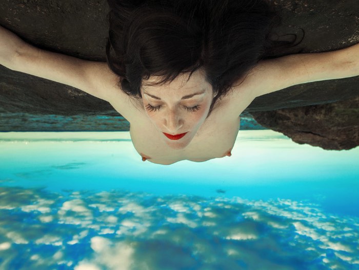 She DeTar cria mundos fantásticos com suas impressões fotográficas que removem tudo da realidade e transformam o mundo em algo etéreo e onírico. Ela faz isso usando de uma combinação de experimentalismo com um uso de cores bem fortes. Dessa forma ela captura a forma feminina com sua fotografia e a transforma em algo muito além com camadas e mais camadas de cores que dão uma texturas nova e adicionam elementos de fantasia a seu trabalho.
