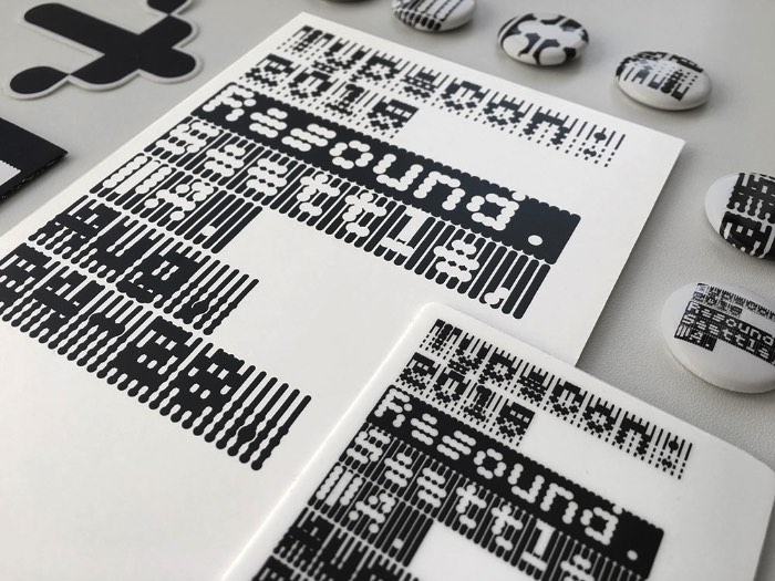 TypeCon 2016 foi o encontro anual da American Society of Typographic Aficionados, um dos maiores e mais significantes eventos de tipografia e design do calendário. Para o evento deste ano, o tema escolhido foi Resound e, com esse conceito em mente, o pessoal da agência britânica MuirMcNeil criou uma identidade visual bem interessante.