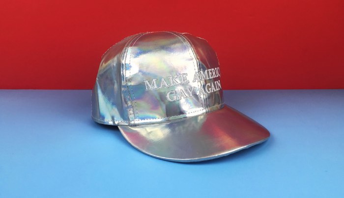 Make America Gay Again é uma forma de combater a preconceito contra toda a comunidade LGBTQ que alcançou um lugar ao sol, sem vergonha, com o processo da eleição americana e o resultado nada satisfatório da mesma. Um mundo com Donald Trump na liderança do país mais importante do ocidente é algo vergonhoso e devemos mostrar toda a bizarrice disso tudo. Podemos começar com um boné que faz brincadeira com o slogan que colocou um idiota na posição de poder.