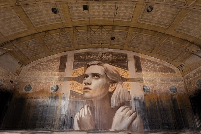 Rone é um artista australiano baseado em Melbourne que é famoso pelo seus enormes retratos de mulheres e ele acabou completando uma série de retratos em prédios abandonados. Nos últimos dois anos, Rone pesquisou os prédios de Melbourne e acabou encontrando algumas belezas escondidas em completo estado de decomposição e destruição. Foi nesses locais que ele resolveu pintar seus enormes retratos.