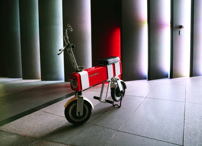 Motochimp é uma motocicleta elétrica tão pequena que ela parece ser de brinquedo. Faz parte do conceito visual desse novo lançamento da empresa chinesa Vanda Electrics e surgiu de um desenho criado por uma criança de 10 anos. A ideia era colocar um pouco do encanto infantil na rotina do dia a dia e tentar enxergar alguma coisa divertida nas ruas das grandes cidade do mundo.