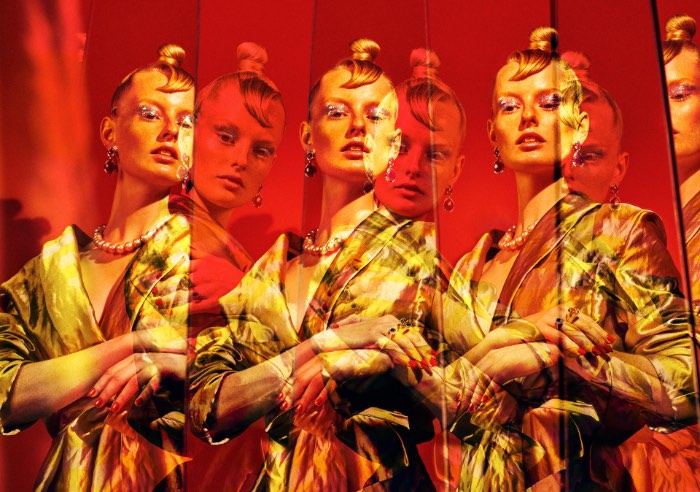 My Reflection é o nome desse ensaio fotográfico de Elizaveta Porodina para a revista Gala aqui da Alemanha. A modelo das fotos é Soetkin Van Look e eu gostei muito da composição das fotos e de como as cores e o tratamento das mesmas acabou criando um visual vintage que me lembra um pouco a fotografia de moda dos anos setenta. Mas com muito mais estilo e qualidade agora.