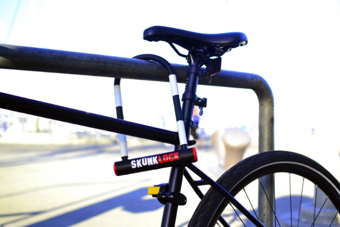 Todo os anos, mais de um milhão de bicicletas são roubadas nos Estados Unidos. Os números são bem menores no Brasil mas acredito que isso deva acontecer devido a falta de registro policial desse tipo de roubo. De qualquer forma, foi pensando em impedir esse tipo de roubo que surgiu o Skunklock, uma trava de bicicleta que vai fazer com que todos ladrões se arrependam dos seus crimes.