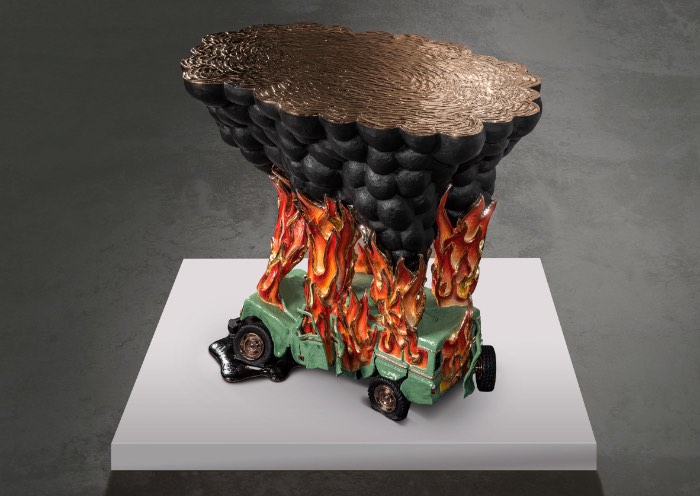 O pessoal do Studio Job parece ser famoso pelas suas peças autobiográficas e eles continuam com essa estranha tradição com a mesa de acidente de carro. Sim, é isso mesmo que você leu. É uma mesinha que mostra um acidente de carro com chamas, destroços e muita fumaça preta. Porque isso tudo? Eu ainda não sei dizer.