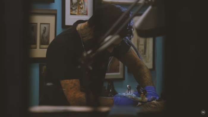 O primeiro episódio da Inspired by BMX traz um dos meus tatuadores favoritos para a frente das câmeras: Thomas Hooper. Para ele, BMX, hardcore e tatuagem andavam de mãos dadas e foi assim que ele acabou mergulhando, cada vez mais fundo, nesses mundos e se tornou o profissional fenomenal que é hoje em dia.