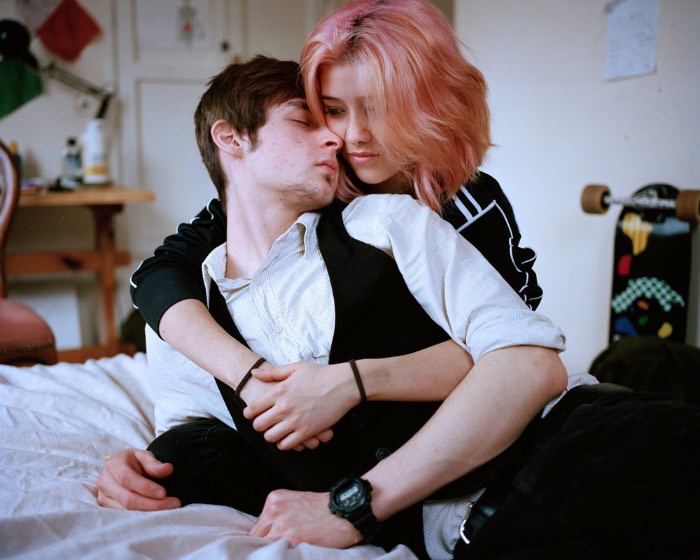 Sian Davey é uma fotógrafa britânica com um histórico que mistura Belas Artes e Políticas Sociais e isso faz muito sentido quando você para para analisar seu portfólio sabendo desse detalhe. Digo isso porque seus retratos não mostram apenas as pessoas que você pode ver ali. Eles são projetos de longa duração que mostram a evolução e o desenvolvimento das pessoas nas fotos. Por isso mesmo que achei tão interessante seu portfólio.