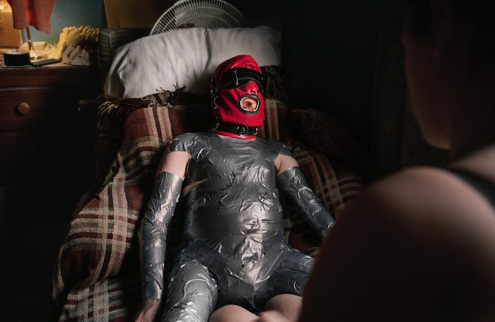 Samir Abady é um fotógrafo nova iorquino que trabalha documentando o mundo ao seu redor. Na série de fotos chamada Kink, ele explora o mundo único de dominatrixes profissionais e seus clientes.