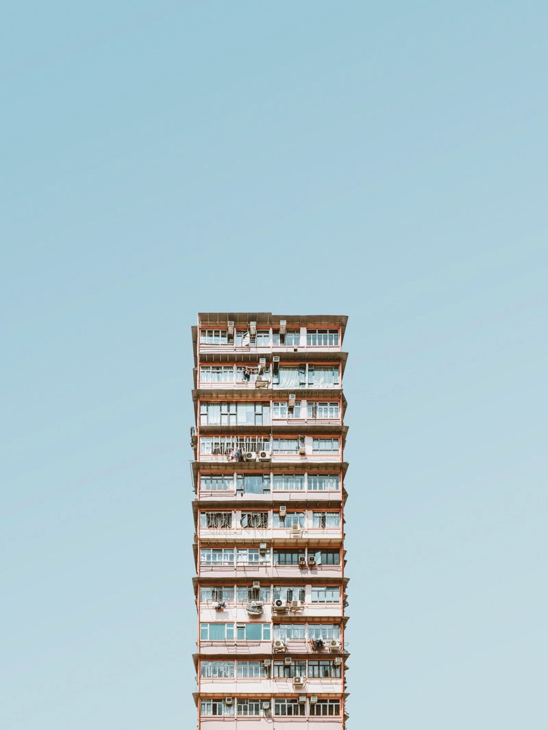 Florian W. Mueller é um fotógrafo alemão baseado na cidade de Colônia, no oeste do país. Ele tem mais de 15 anos de experiência, criando uma fotografia criativa e inspiradora. No seu projeto fotográfico chamado Singularity ele resolveu reduzir a arquitetura ao máximo. Criando imagens de edifícios onde apenas ele pode ser visto. Uma forma minimalista e reducionista de trabalhar com fotografia arquitetônica. 