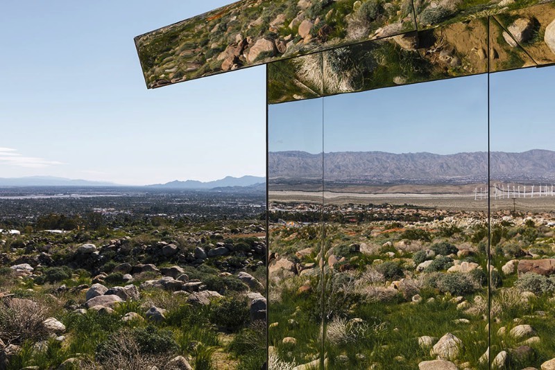 Entre as montanhas de San Jacinto e o vale de Coachella é onde você vai encontrar o mais novo projeto do artista americano Doug Aitken. Foi lá, nas montanhas da Califórnia, que ele transformou um típico rancho local em uma estranha miragem feita de inúmeros espelhos refletindo tudo que existe ao redor dela.