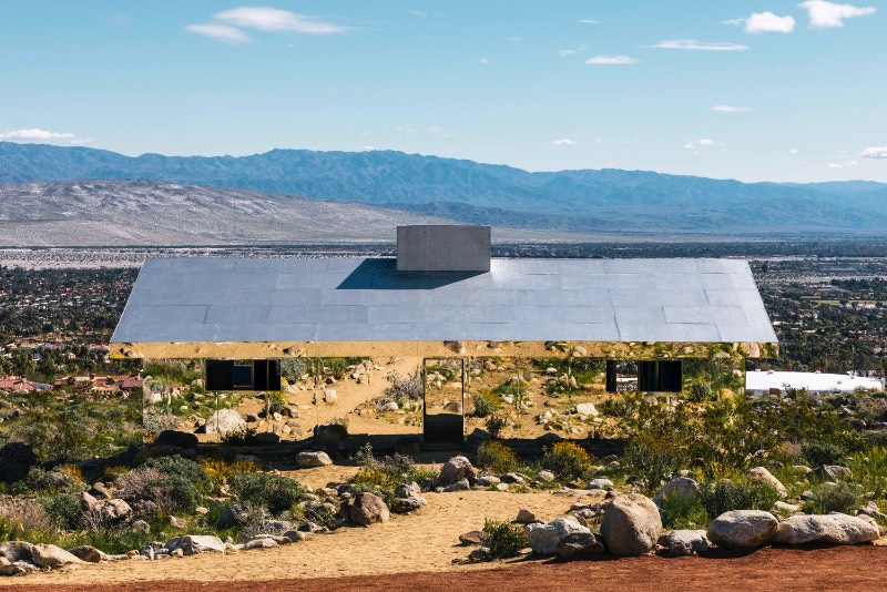 Entre as montanhas de San Jacinto e o vale de Coachella é onde você vai encontrar o mais novo projeto do artista americano Doug Aitken. Foi lá, nas montanhas da Califórnia, que ele transformou um típico rancho local em uma estranha miragem feita de inúmeros espelhos refletindo tudo que existe ao redor dela.