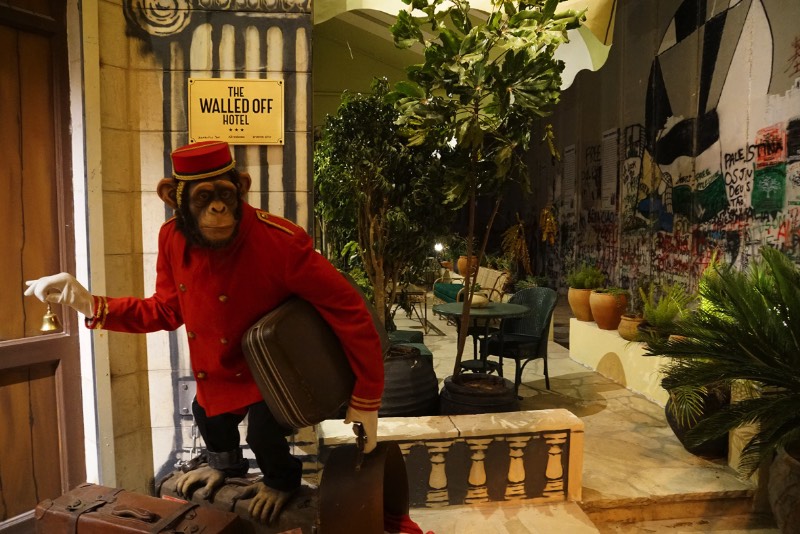 Walled Off Hotel é o nome da última empreitada do artista conhecido como Banksy. Sua última criação é um resort para vândalos com tudo incluso em Belém, a poucos metros do muro que separa a Palestina de Israel. Muro esse que já foi criticado pelo artista anteriormente e que é considerado por muitos como mais um exemplo da política de exclusão israelense.