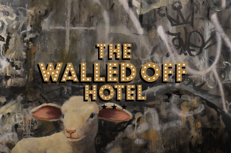 Walled Off Hotel é o nome da última empreitada do artista conhecido como Banksy. Sua última criação é um resort para vândalos com tudo incluso em Belém, a poucos metros do muro que separa a Palestina de Israel. Muro esse que já foi criticado pelo artista anteriormente e que é considerado por muitos como mais um exemplo da política de exclusão israelense.