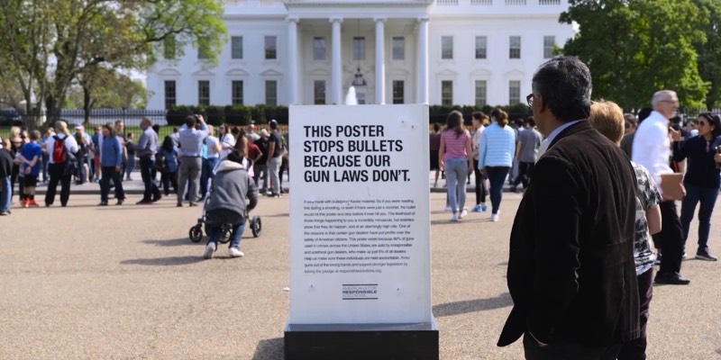 Com a caótica presidência de Donald Trump, as leis de regulamentação de armas de fogo nos Estados Unidos parecem que vão se tornar ainda mais flexíveis. Foi pensando nisso que o pessoal da Ogilvy & Mather Chicago resolveu criar um poster a prova de balas para protestar tudo que está acontecendo. Criação para o pessoal da Americans for Responsible Solutions e você pode ver tudo isso logo abaixo.