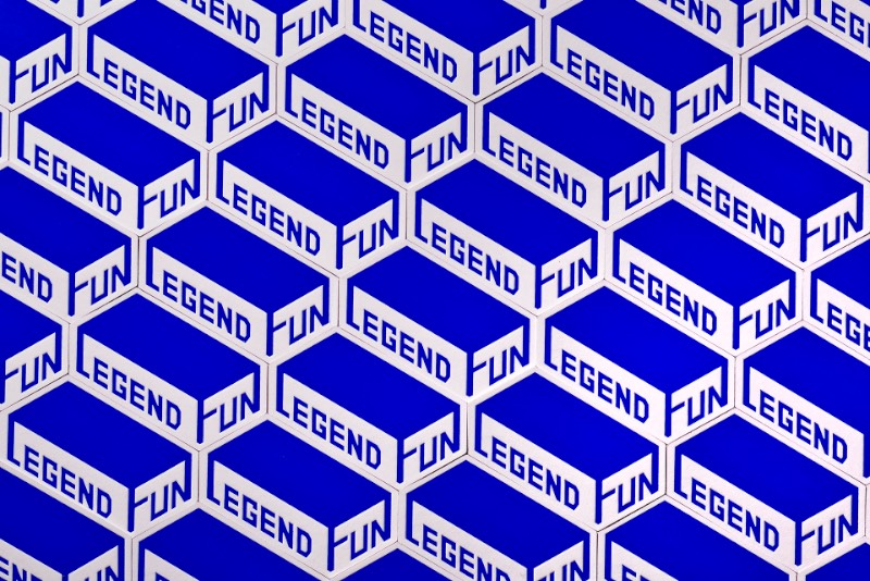 É em Taipei, em Taiwan, que você vai encontrar a loja de board games conhecida como Legend Fun. Essa loja é especializada em jogos de tabuleiro e vem com uma variedade de jogos fora do comum em diferentes níveis de desafio e voltados para todos os tipos de pessoa. Foi para eles que a designer Stella Shih trabalhou para criar uma identidade visual que refletisse tudo isso.