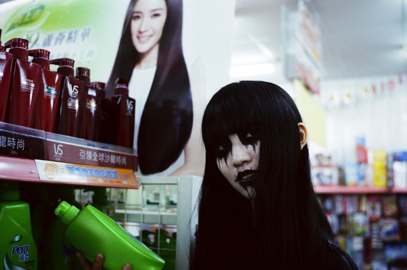 O fotógrafo Léo Berne transformou uma modelo asiática em uma pessoa completamente diferente, usando apenas de uma versão moderna da tradicional maquiagem de corpse paint famosa no black metal. Dessa forma, ele criou uma série de retratos pelas ruas de uma cidade onde uma mulher parece ter said dos pesadelos de alguém. Dando um visual surreal e fantasmagórico para situações reais e do dia a dia de muitas pessoas.