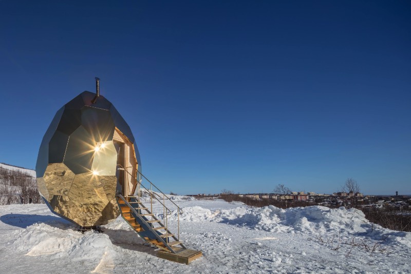 Brilhando na solidão gelada do norte da Suécia você vai encontrar uma estranha construção. Chamada de Solar Egg pelos seus criadores, a dupla conhecida como Bigert & Bergström, essa sauna feita de espelhos dourados é uma obra de arte que brilha no meio de uma paisagem repleta de neve. Essa estrutura é mais que uma sauna e mais do que apenas uma instalação excêntrica. 