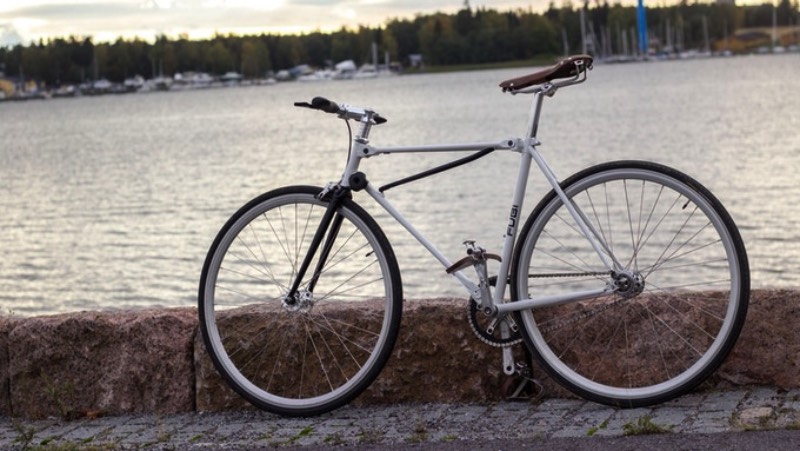 Fubi Fixie é uma bicicleta com um visual tradicional mas ela é mais do que isso. Essa é uma bicicleta dobrável que não perde em nada para aquelas com visual tradicional, seguindo com o mesmo design e com os mesmos elementos. Só que esses elementos acabam sendo reconstruídos de uma forma com que o frame da mesma possa ser desmontável, tornando a bicicleta em algo metade do tamanho.