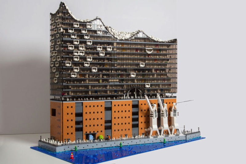 A Brickmonkey é uma empresa especializada em criações especiais usando apenas de peças de Lego. Seus projetos exploram de temas de steam punk até projetos arquitetônicos como esse da Elbphilharmonie de Hamburgo, aqui na Alemanha.