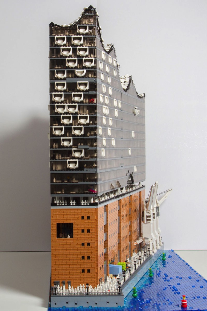 A Brickmonkey é uma empresa especializada em criações especiais usando apenas de peças de Lego. Seus projetos exploram de temas de steam punk até projetos arquitetônicos como esse da Elbphilharmonie de Hamburgo, aqui na Alemanha.