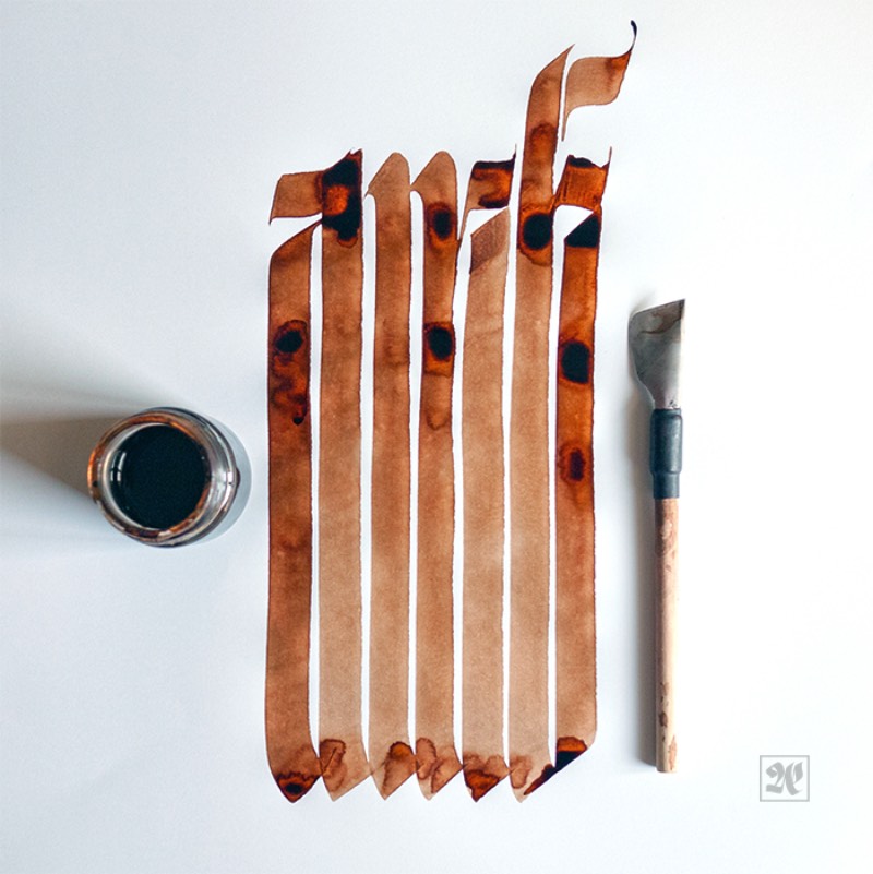 Mas Erik Neue não fica só na caligrafia. Ele utiliza suas criações e transforma tudo em logos, tatuagens, embalagens de produtos e várias outras coisas. Sempre passando uma imagem de design feito a mão, com um carinho especial e sem precedentes em um mundo digital. É isso que eu sempre acho interessante de observar quando se trata de portfólios de caligrafia. Afinal, vivemos em um mundo digital onde existem inúmeras e inúmeras fontes online e, com o passar do tempo, tudo vai ficando mais e mais parecido. O trabalho de designers como Erik Neue serve para quebrar essa padronização visual e precisamos de mais e mais designers com esse tipo de trabalho.