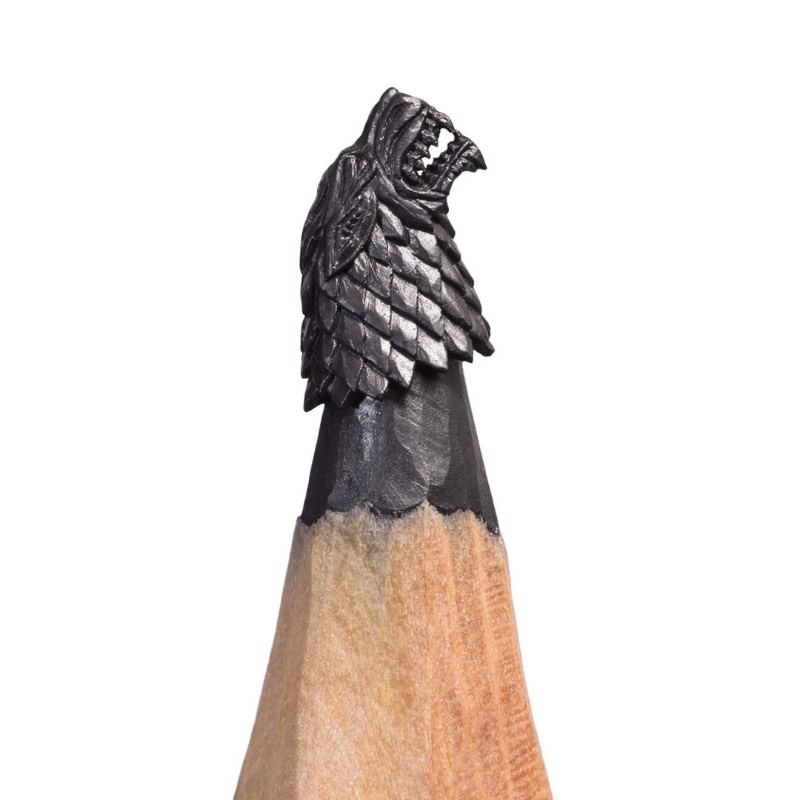 Salavat Fidai é um artista russo que criou uma série de esculturas miniatura para a mais famosa novela de dragão da atualidade, a série Game of Thrones. A pedido da HBO Asia, esse escultor acabou criando esculturas tão pequenas que foram criadas na ponta de lápis. É sério isso. Ele esculpiu elementos dessa famosa série na ponta de lápis e o resultado pode ser visto entre Junho e Agosto de 2017 em uma exposição itinerante que vai passar por Cingapura, Malásia e Tailândia.
