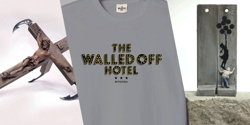 Você já deve ter ouvido falar que a última empreitada do Banksy foi um hotel com uma belíssima vista para o muro que foi colocado por Israel para isolar o povo palestino em sua própria terra. Esse hotel, chamado de The Walled Off Hotel, acabou de lançar sua loja de lembranças online e, agora, você pode adquirir alguns dos items peculiares que existem a venda por lá.