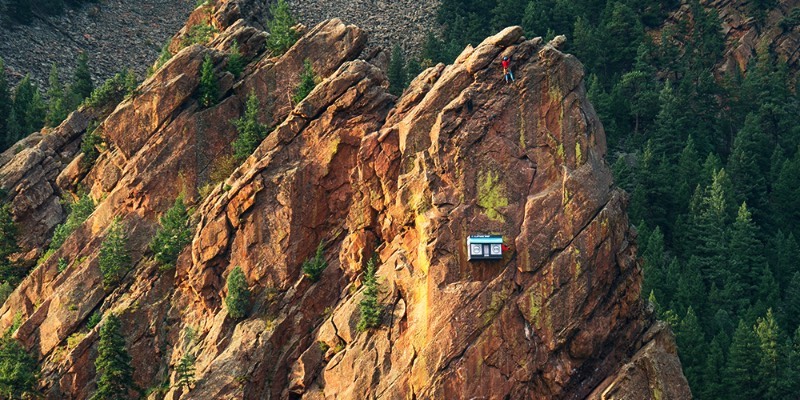 Se você resolver escalar o Canyon Eldorado em Colorado, você vai se deparar com uma cenário inesperado. É lá que você vai encontrar a Cliffside Shop, a Pop-Up Store mais remota do mundo está pendurada na famosa Parede da Bastilha onde um funcionário distribui meias e moletons para quem passar por lá. Tudo culpa da 37.5 Technology, uma empresa que é especializada em equipamentos para escalada e esportes.
