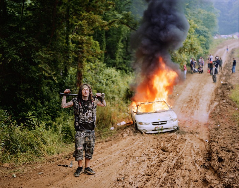 Quando era adolescente, o fotógrafo Morgan Ashcom costumava sonhar com quando ele poderia escapar da fazenda onde cresceu, no estado americano da Virginia. De lá, ele e seus amigos viajavam para cidades diferentes, sem fazer muitos planos. A ideia era gastar pouco dinheiro e se divertir como puder. Algumas vezes, o dinheiro ficava tão curto que a solução era dormir em carros, no chão de conhecidos ou mesmo fazer uma vaquinha para pagar um hotel juntos. Essa era a realidade de Morgan Ashcom e foi isso que ele fotografou e acabou e tornando seu livro Leviathan.