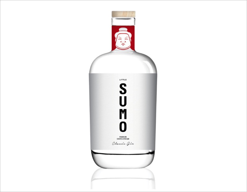 Little Sumo é uma marca boutique de gin lá da África do Sul. Direto da Cidade do Cabo, para ser mais preciso. A ideia por trás da marca era de guiar uma identidade visual que superasse os clichês visuais e todas as outras marcas de gin que, atualmente, lotam as prateleiras dos supermercados da África do Sul.