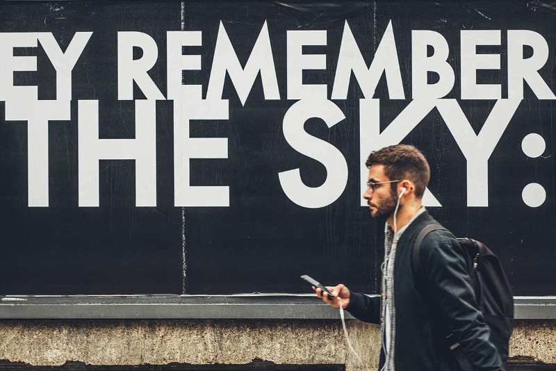 Robert Montgomery segue uma tradição de uso de arte conceitual com texto para criar uma voz quase poética para contar suas histórias para o mundo. E o artista faz isso através de poemas em posters, peças feitas de luz e neon, poemas de foco, aquarelas e muitas outras peças. Seu trabalho anda conquistando vários olhares desde que começou a explorar essa estética em 2004. Chegando assim a fazer várias exposições na Europa e na Ásia, incluindo ai uma enorme instalação de luzes em Berlim.