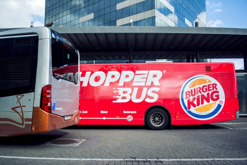 Depois de algumas estranhas campanhas publicitárias na Bélgica, o Burger King conseguiu encontrar sua casa em Bruxelas. Mas, parece que o local escolhido não é dos mais centrais. Dessa forma, o único Burger King na capital belga pode ser encontrado em um bairro chamado Auderghem, localizado em uma área periférica no sudoeste da cidade. Como fazer com que os turistas da área central da cidade possam chegar no local? Como fazer isso e chamar a atenção do mundo para o rei dos hamburgers? Foi ai que entrou o trabalho da Buzzman.