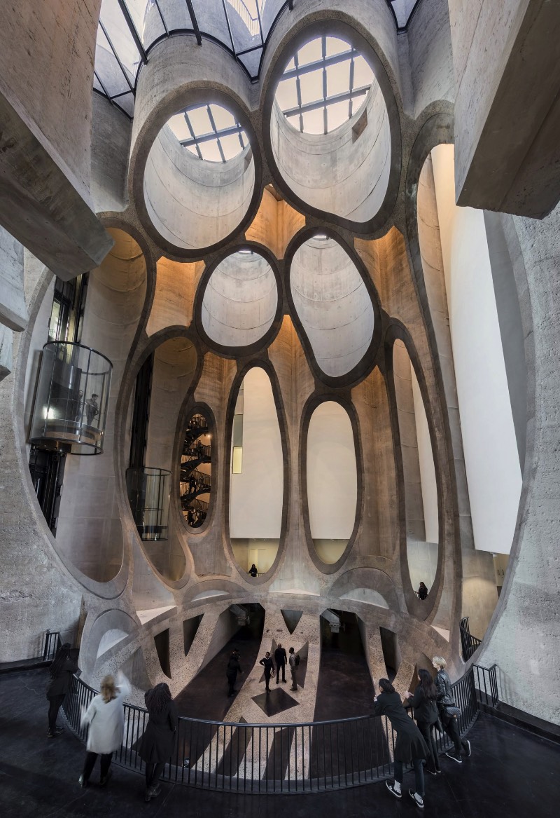 O designer Thomas Heatherwick criou o mais museu de arte da África do Sul ao adaptar uma construção que era usada anteriormente para armazenar grãos no Zeitz Museum of Contemporary Art Africa. Conhecido também pela sigla Zeitz MOCAA, esse museu foi descrito pelo designer como sua construção mais tubular. E, pelas imagens que você pode ver logo abaixo, essa afirmação faz muito sentido.