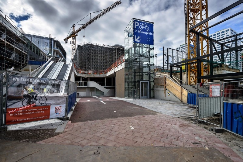 A primeira fase do que vai se tornar o maior estacionamento de bicicletas do mundo está pronta e acabou de ser entregue ao público na cidade de Utretch, na Holanda. Nessa primeira fase, a capacidade desse estacionamento está na faixa de 6.000 bicicletas. Com uma expectativa de duplicar isso, para cerca de 12.500 bicicletas, quando o estacionamento estiver pronto, no final de 2018. Isso vai fazer com que Utretch entre para o mapa superando o estacionamento de bicicletas da Estação de Trem de Kasai em Tóquio, onde mais de 9.000 bicicletas podem ser guardadas com segurança. 