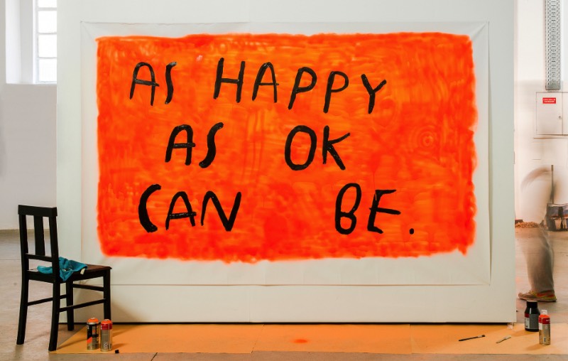 As Happy As Sad Can Be é mais uma parte da instalação perpétua que é a narrativa criada por Wasted Rita para contar a história de sua vida para nós. Nessa exposição ela parece querer demonstrar como ela consegue abraçar a tristeza de um jeito quase divertido, tudo isso enquanto ela brinca com uma falsa felicidade.