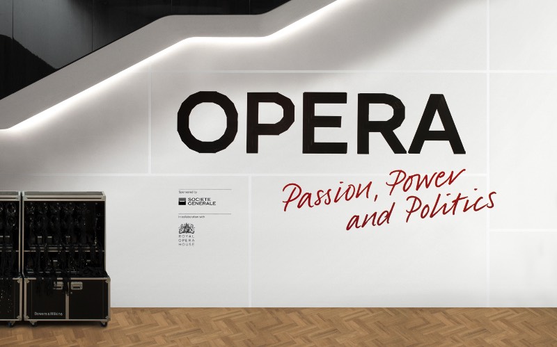 Como parte da equipe de criação liderada pelo pessoal do Curious Space, a agência Socio Design foi convidada para trabalhar nos elementos gráficos da exposição Opera: Passion, Power and Politics na Galeria Sainsbury. 