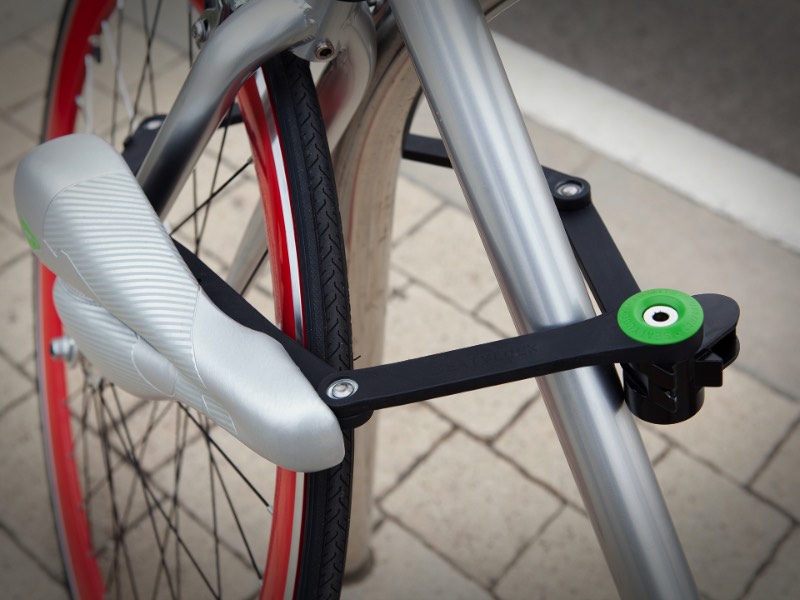 Seatylock é uma trava de bicicleta híbrida que é feito de um selim e de uma corrente. Essencialmente é isso e parece ser a forma mais segura que eu já encontrei para deixar sua bicicleta com segurança pelas ruas. Com esse produto, você vai estar carregando o selim e a sua corrente no mesmo lugar e vai usar de um adaptador especial para conectar o Seatylock na sua bicicleta.