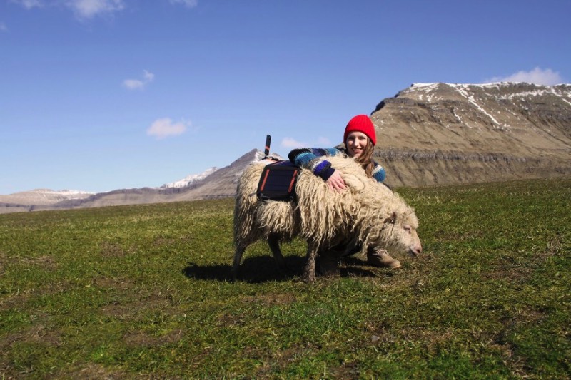 Existem muitos caminhos que são difíceis de passar quando se trata das Ilhas Faroe. Estive lá na Páscoa de 2016 e posso dizer que essas ilhas, localizadas entre a Noruega e a Islândia, são de uma geografia bem complicada. Foi pensando nisso que, no ano passado, surgiu uma petição pedido ao Google, que incluísse as ilhas no Street View do Google Maps. Afinal, se existe Street View nas Ilhas Galápagos e na Grande Barreira de Corais, porque que as Ilhas Faroe não podem ter esse mesmo privilégio?