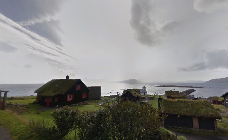 Existem muitos caminhos que são difíceis de passar quando se trata das Ilhas Faroe. Estive lá na Páscoa de 2016 e posso dizer que essas ilhas, localizadas entre a Noruega e a Islândia, são de uma geografia bem complicada. Foi pensando nisso que, no ano passado, surgiu uma petição pedido ao Google, que incluísse as ilhas no Street View do Google Maps. Afinal, se existe Street View nas Ilhas Galápagos e na Grande Barreira de Corais, porque que as Ilhas Faroe não podem ter esse mesmo privilégio? Para resolver esse problema, surgiu Sheep View 360.