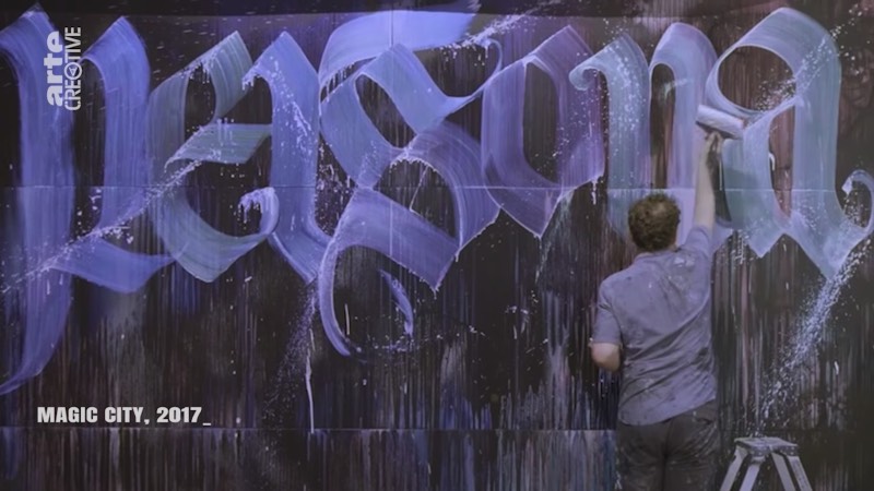 O graffiti moderno, esse que vemos nos dias de hoje assim que saímos de casa, surgiu de formas diferentes ao redor do mundo e tem uma história bem diferente dependendo de onde você quer olhar primeiro. No documentário The Rise Of Graffiti Writing, você vai poder acompanhar o nascimento do movimento do graffiti e suas raízes nos anos setenta e o crescimento e a popularização do estilo.