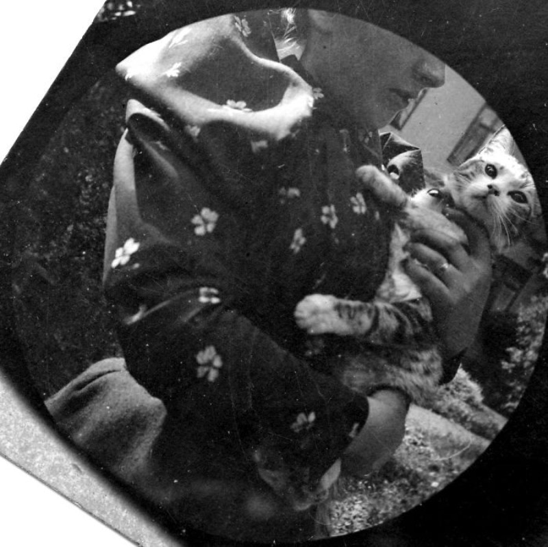 Carl Størmer nasceu em 1872 e, quando tinha seus 19 anos, seu hobby era bem peculiar para a época. Ele costumava andar pela Oslo de 1890 com uma câmera escondida na sua jaqueta e fotografava tudo que estava vendo de forma secreta. Foi assim que ele acabou retratando as pessoas que andavam pelas ruas da capital da Noruega de um jeito quase espontâneo, algo completamente diferente do estilo fotográfico que pode ser observado na época. 
