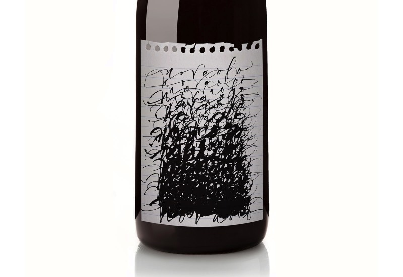 Novaolo é o nome de uma pequena safra de vinhos produzidos com as melhores uvas Pinot Noir que a Costa de Sonoma consegue produzir. Ou seja, um dos possíveis grandes vinhos dos Estados Unidos. Mas o que me chamou a atenção aqui não foi o vinho, já que não sou dos maiores conhecedores e fãs dessa bebida. O que capturou meu olhar aqui foi o estilo único da embalagem dessa marca. Algo que não é muito comum quando se trata de vinhos.