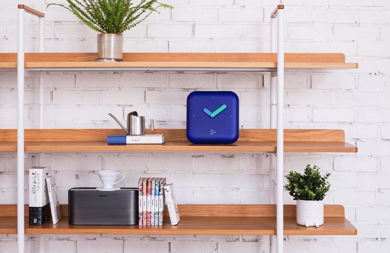 Life Clock é mais do que um kit de emergências, ele também é um relógio mas isso já está bem óbvio no seu nome. Dentro do relógio você vai encontrar uma série de produtos que podem te ajudar no caso de emergências. Lá você vai encontrar um apito e um banner de SOS para auxiliar no seu resgate, além de um condensador para iniciar uma fogueira até um lençol térmico para te proteger do frio. O kit não pode ser dos mais completos mas pode ajudar muito bem.