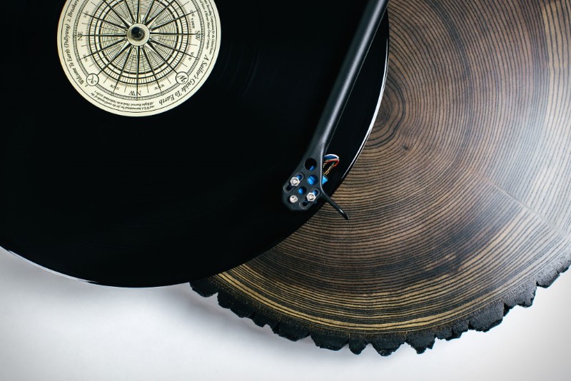 A madeira pode ser vista de forma similar aos discos de vinil. Afinal, o som do vinil é propagado quando uma agulha passa por cima dos seus relevos. A mesma coisa pode acontecer com a madeira e acho que alguém mais viu as semelhanças entre esses dois elementos já que o Audiowood resolveu usar de madeira para criar vitrolas que mais parecem obras de arte. E que já entraram no meu wishlist pessoal.