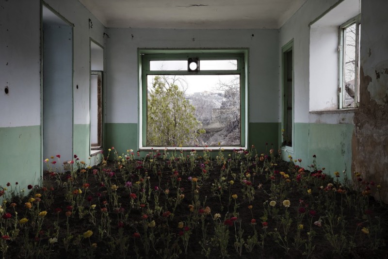 O fotógrafo iraniano Gohar Dashti cresceu no meio de conflitos e ele usa de sua memória para compor as imagens que ele cria. E, na sua série de fotos chamada Home, ele retrata os efeitos da guerra naqueles locais onde costumamos chamar de casas.