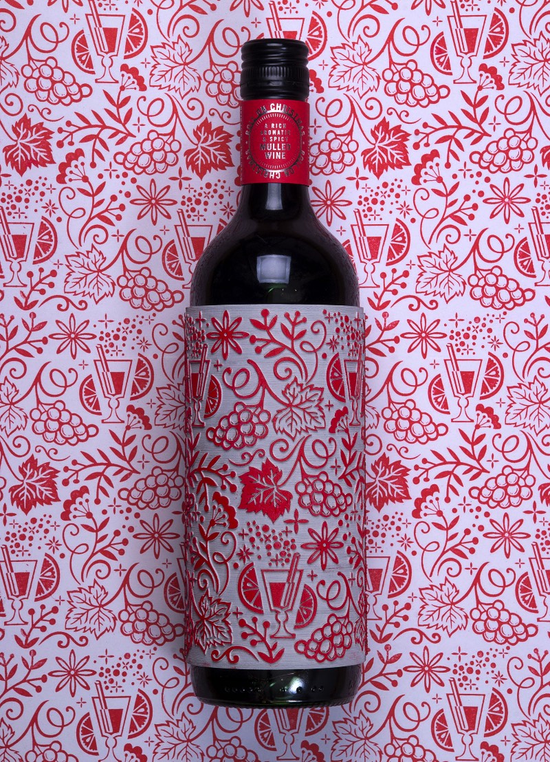 O pessoal do Buddy Creative precisava pensar em um presente de Natal perfeito para seus clientes. Depois de muita conversa, eles chegaram em uma garrafa de vinho que é tão especial que pode ser usada para fazer o papel de embrulho para seus outros presentes. É sério isso e você pode ver como funciona nas imagens que selecionei logo abaixo. O trabalho foi feito em parceria com a ilustradora Kate Forrester que acabou desenvolvendo o padrão visual que vem com elementos visuais tradicionais do Natal. Essa ilustração foi gravada em borracha e virou a embalagem dessa garrafa de vinho. Dessa forma, cada garrafa acaba tendo um lado sensorial diferente e acabam transformando a garrafa em si em uma parte especial do presente.